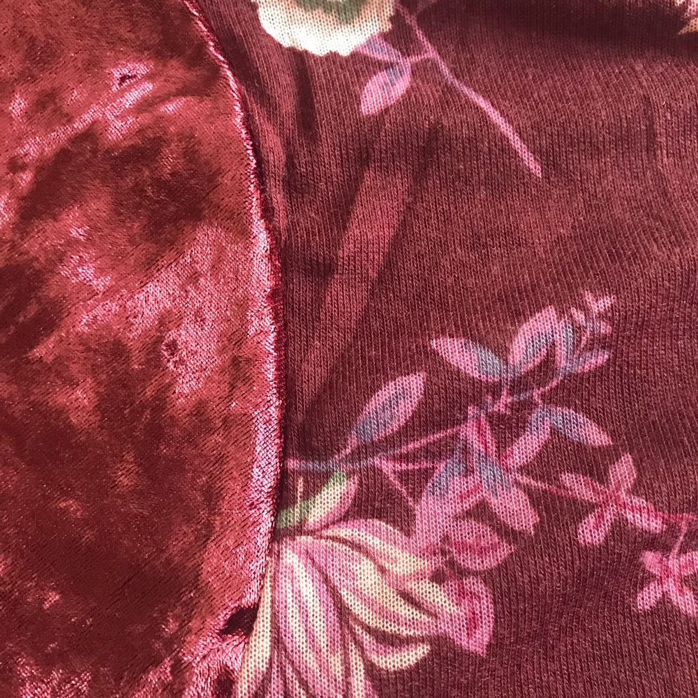 beautiful floral tee with velvet sleeves - Picture 3 of 3